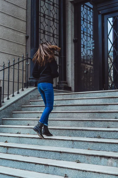 Chica Morena Corre Por Las Escaleras Ciudad Sonríe — Foto de Stock