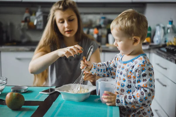 Junge Kind Schlafanzug Morgen Mit Mama Die Der Küche Apfelkuchen — Stockfoto