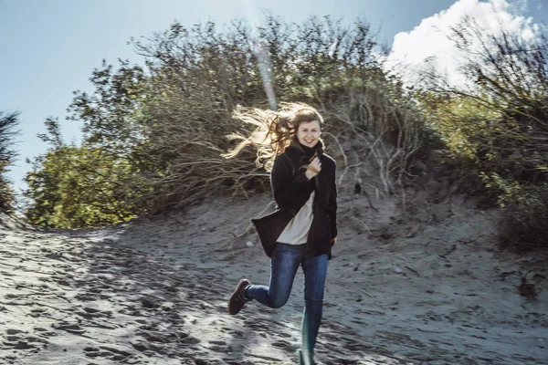 Dívka Dlouhými Vlasy Teplé Bundě Procházky Pláži Studeného Baltského Moře — Stock fotografie