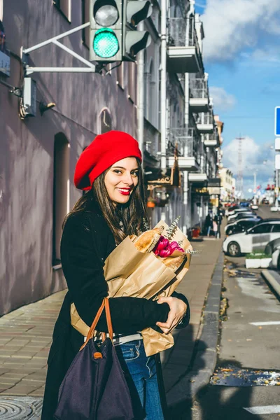 Young Beautiful Girl Frenchwoman Brunette Red Beret Black Coat Goes — Stock Photo, Image