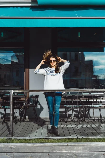 Bela Menina Morena Óculos Sol Pulôver Malha Acolhedor Posando Terraço — Fotografia de Stock