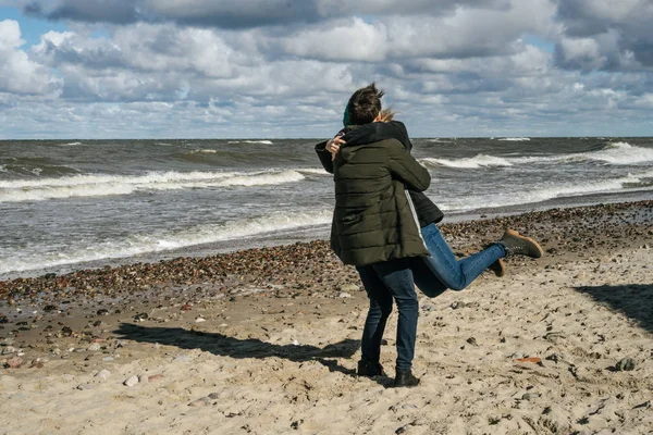 Jovem Casal Apaixonado Passar Fins Semana Costa Mar Báltico Frio — Fotografia de Stock