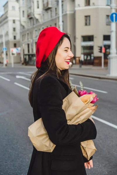 Young Beautiful Girl Frenchwoman Brunette Red Beret Black Coat Goes — Stock Photo, Image