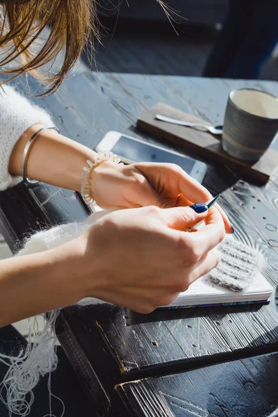 Beautiful Brunette Girl Long Hair Engaged Knitting City Cafe Favorite — Stock Photo, Image