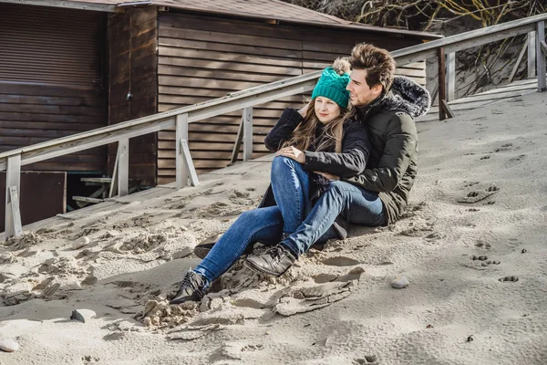 Een Jong Koppel Verliefd Weekend Doorbrengen Aan Kust Van Oostzee — Stockfoto