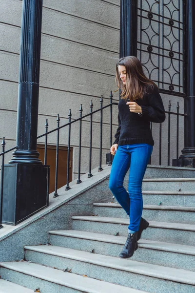 Chica Morena Corre Por Las Escaleras Ciudad Sonríe — Foto de Stock