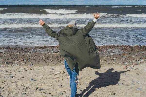 Mädchen Mit Langen Haaren Warmer Jacke Strand Der Kalten Ostsee — Stockfoto