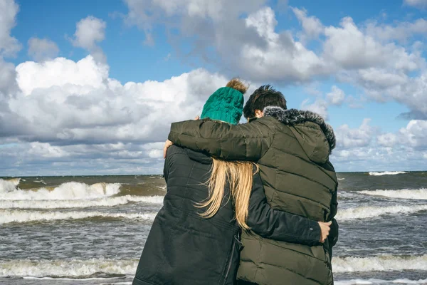 Una Joven Pareja Enamorada Pasar Los Fines Semana Costa Del —  Fotos de Stock