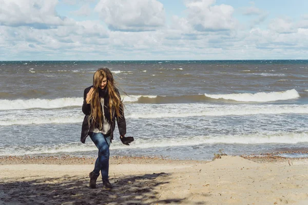 Девушка Длинными Волосами Теплой Куртке Идущая Вдоль Пляжа Холодного Балтийского — стоковое фото
