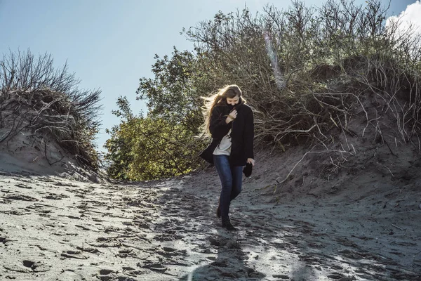 Menina Com Cabelos Longos Uma Jaqueta Quente Andando Longo Praia — Fotografia de Stock