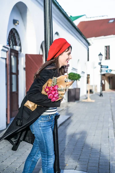 Ung Vacker Flicka Fransyska Brunett Röd Basker Och Svart Kappa — Stockfoto