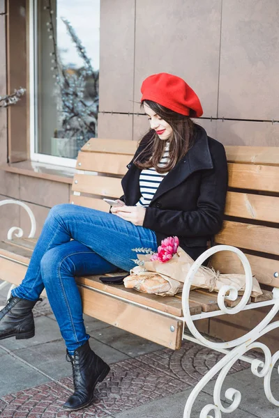 Beautiful Brunette Woman Red Beret Sits Street Bench Makes Selfie — Stock Photo, Image