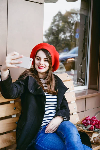 Krásná Brunetka Žena Červený Baret Ulici Lavičce Sedí Dělá Selfie — Stock fotografie