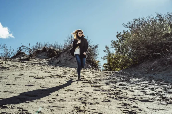 Menina Com Cabelos Longos Uma Jaqueta Quente Andando Longo Praia — Fotografia de Stock