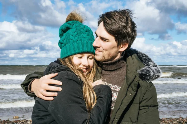 Una Joven Pareja Enamorada Pasar Los Fines Semana Costa Del —  Fotos de Stock