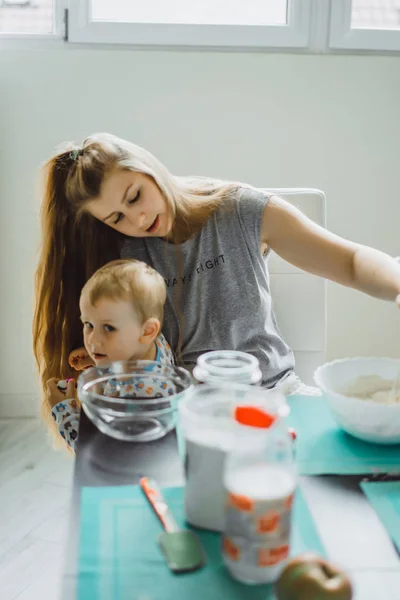 Niño Niño Pijama Por Mañana Con Mamá Cocinando Pastel Manzana — Foto de Stock