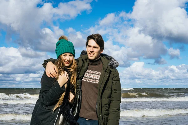 Młoda Para Miłości Spędzać Weekendy Wybrzeżu Zimne Morza Bałtyckiego Piaszczysta — Zdjęcie stockowe