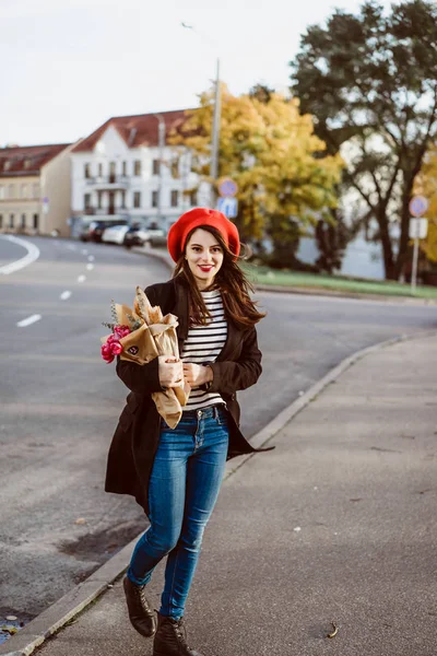 Krásná Mladá Dívka Francouzka Brunetka Červený Baret Černý Kabát Jde — Stock fotografie