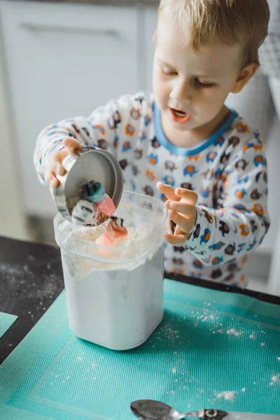 朝のパジャマの男の子と台所でアップルパイを調理しおもちゃで遊ぶ — ストック写真