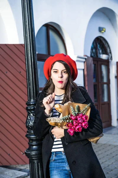 Ung Vacker Flicka Fransyska Brunett Röd Basker Och Svart Kappa — Stockfoto