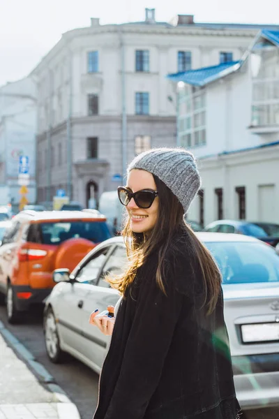 Ein Schönes Brünettes Mädchen Mit Sonnenbrille Strickmütze Und Einem Charmanten — Stockfoto