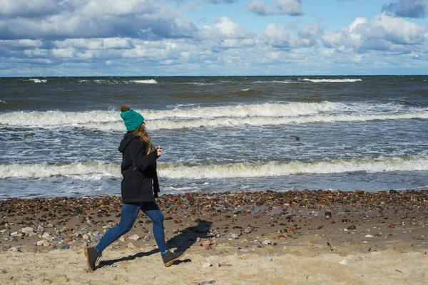 Pasangan Muda Yang Suka Menghabiskan Akhir Pekan Pantai Laut Baltik — Stok Foto