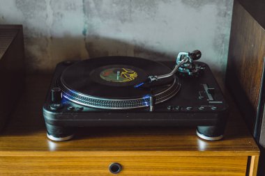 Vinil oyuncu yakından görmek