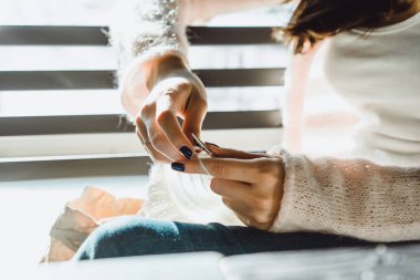 uzun saçlı güzel esmer kız örgü örgü dokuma kumaşlar üzerinde hobi favori bir şehir kafede devreye girer