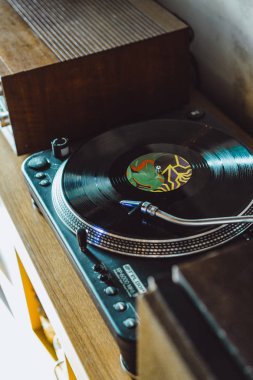 Vinil oyuncu yakından görmek