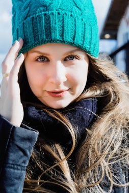 güzel sarışın kız mavi gözleri ve uzun saçlı bir sıcak yeşil örme şapka yakın çekim portre
