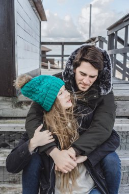 genç bir çift hafta sonları deniz kenarı soğuk Baltık Denizi, kumsalı, sıcak ceketler, Aile hafta sonu erkek ve kadın plajda çalışan harcama aşık.