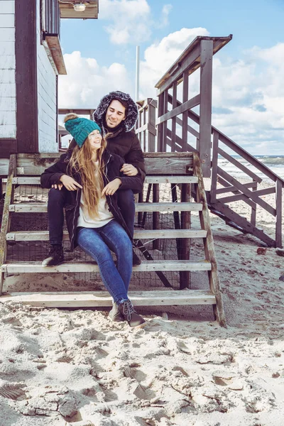 Una Joven Pareja Enamorada Pasar Los Fines Semana Costa Del — Foto de Stock