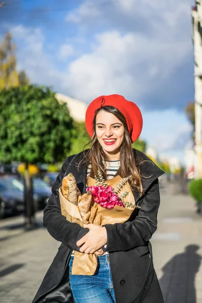 Young Beautiful Girl Frenchwoman Brunette Red Beret Black Coat Goes — Stock Photo, Image