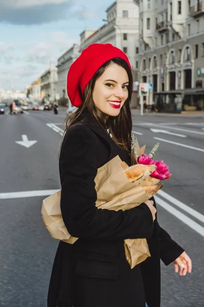 Young Beautiful Girl Frenchwoman Brunette Red Beret Black Coat Goes — Stock Photo, Image