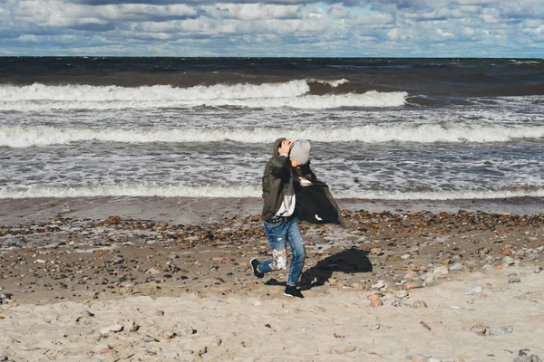 Девушка Длинными Волосами Теплой Куртке Идущая Вдоль Пляжа Холодного Балтийского — стоковое фото