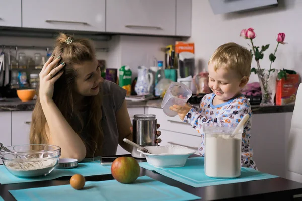 Pojke Barn Pyjamas Morgonen Med Mamma Matlagning Äppelpaj Köket Och — Stockfoto