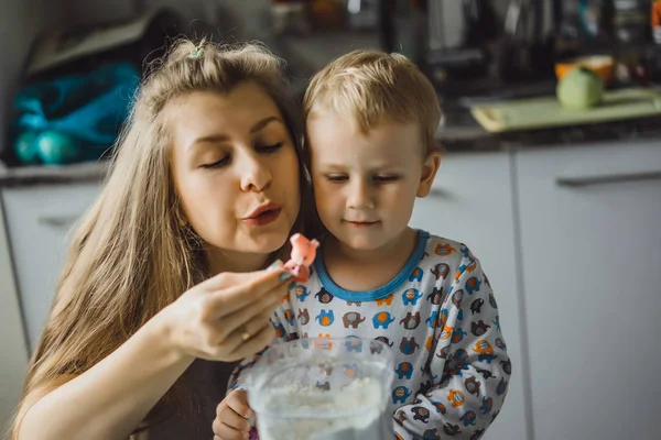 Niño Niño Pijama Por Mañana Con Mamá Cocinando Pastel Manzana — Foto de Stock