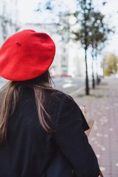 Krásná Mladá Dívka Francouzka Brunetka Červený Baret Černý Kabát Jde — Stock fotografie