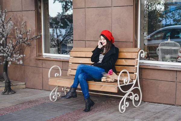 Beautiful Brunette Woman Red Beret Sits Street Bench Makes Selfie — Stock Photo, Image