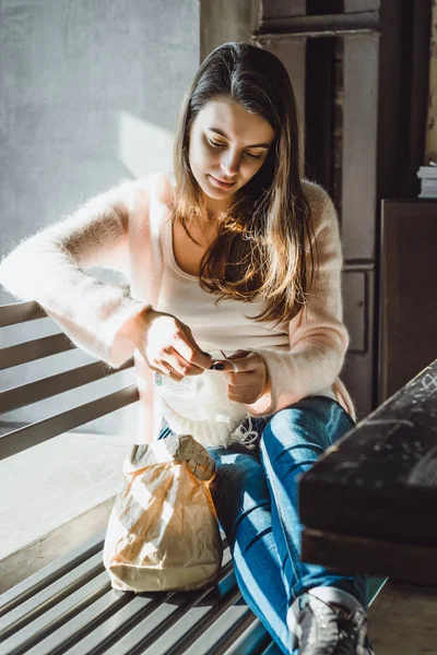 Beautiful Brunette Girl Long Hair Engaged Knitting City Cafe Favorite — Stock Photo, Image