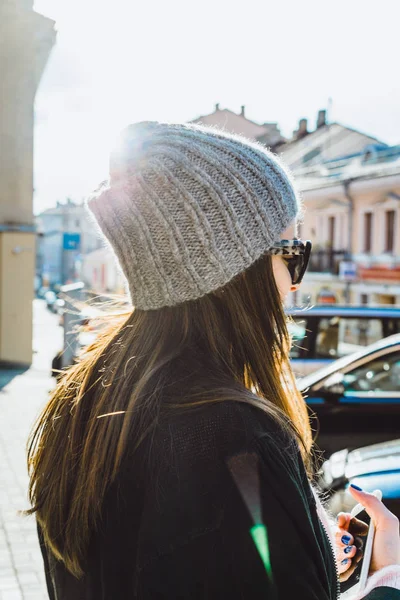 Ein Schönes Brünettes Mädchen Mit Sonnenbrille Strickmütze Und Einem Charmanten — Stockfoto