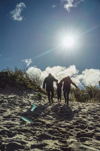 Een Jong Gezin Met Kinderen Besteedt Het Weekend Aan Oevers — Stockfoto