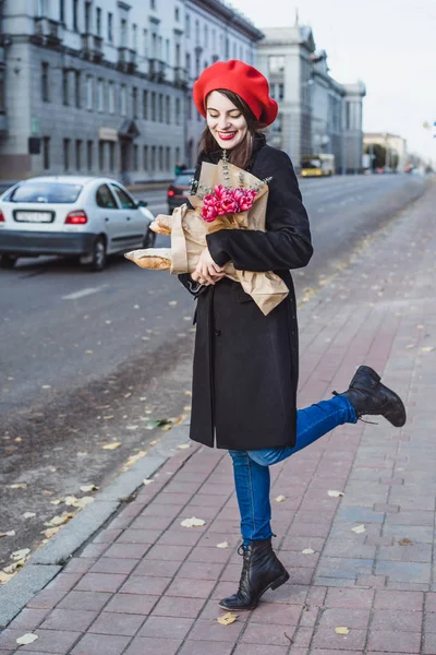 Ung Vacker Flicka Fransyska Brunett Röd Basker Och Svart Kappa — Stockfoto