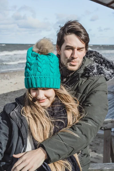 Ett Ungt Par Kärlek Spendera Helger Kusten Kallt Östersjön Sandstrand — Stockfoto
