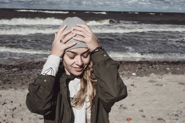 Sıcak Bir Ceket Uzun Saçlı Kız Soğuk Baltık Denizi Sahil — Stok fotoğraf
