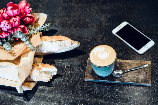 Mugg Med Kaffe Cappuccino Bordet Ett Café Smartphone Bukett Med — Stockfoto
