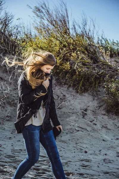 Meisje Met Lang Haar Een Warme Jas Wandelen Langs Het — Stockfoto