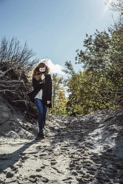 Κορίτσι Μακριά Μαλλιά Ένα Ζεστό Μπουφάν Περπατώντας Κατά Μήκος Της — Φωτογραφία Αρχείου