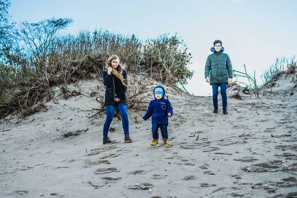 Çocuklu Genç Bir Aile Hafta Sonu Soğuk Baltık Denizi Kumsalı — Stok fotoğraf