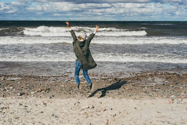 Meisje Met Lang Haar Een Warme Jas Wandelen Langs Het — Stockfoto